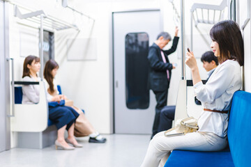 Fototapeta premium 電車・地下鉄で移動する人々