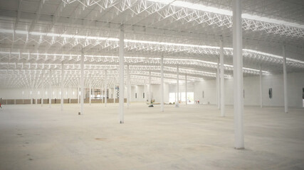 Enorme Interior de una nave industrial vacía.