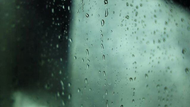 雨の日　車のサイドミラー　窓の水滴　イメージ
