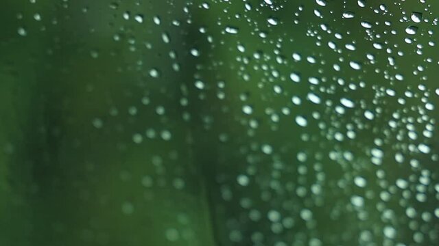 自動車のフロントウィンドウに降る雨　水滴