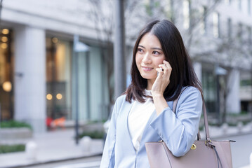 街中を歩く女性