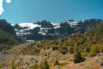 Cerro tronador, montaña nevada en epoca primaveral con glaciar en la parte superior