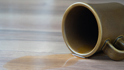 床・フローリングにコーヒーをこぼす
