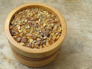 Carapulcra cruda en envase de madera. Papa seca cruda, comida peruana.
