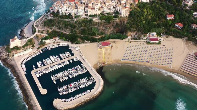 Vista aerea di Sperlonga, un paese sul mare a latina