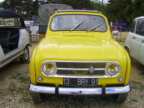 Renault 4 4l vintage retro car plein air oldtimer r4 parked in street