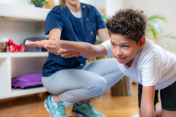 Child training with physical therapist for balance improvement