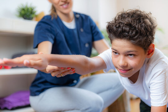 Child training with physical therapist for balance improvement