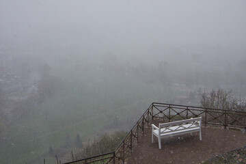 Bank, Blick ins Saaletal von den Dornburger Schlössern, Dornburg Camburg, Thüringen, Deutschland, mit Nebel, Dornburger Schlösser, Saale