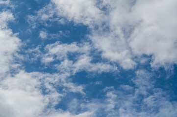 Naklejka premium The bright blue sky was surrounded by white clouds, the atmosphere was like heaven.