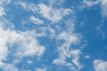 Obraz premium The bright blue sky was surrounded by white clouds, the atmosphere was like heaven.