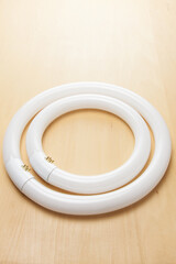 テーブルの上の丸型蛍光灯