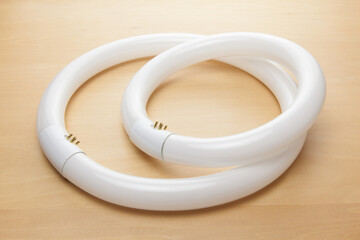 テーブルの上の丸型蛍光灯