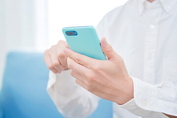 男性　スマホ　リビング　顔無し