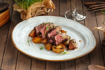Poster Gourmet beef medallions dish with potatoes and mushrooms © Hihitetlin