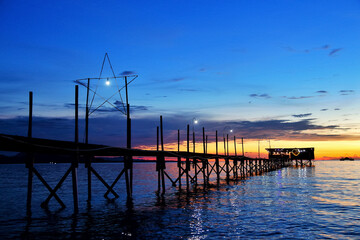 Fototapeta premium the beauty of nature at sunset on the bridge at a restaurant