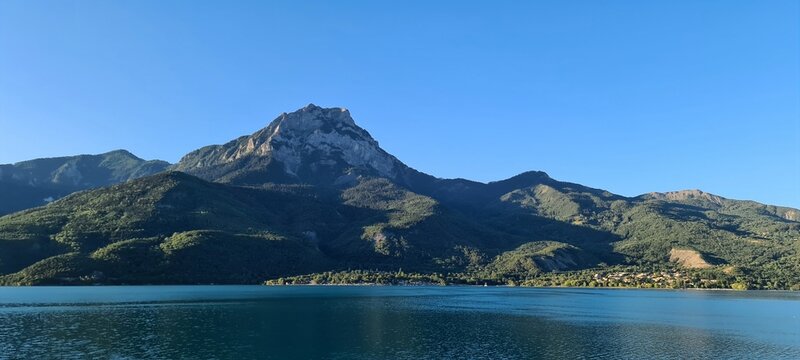 A turquoise mountan lake in France