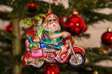 Weihnachtsbaumschmuck an einem Weihnachtsbaum