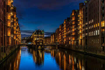 Fototapeta na wymiar High dynamic and detailed photography of the illuminated Speicherstadt in Hamburg at the blue hour in autumn (November 2021)