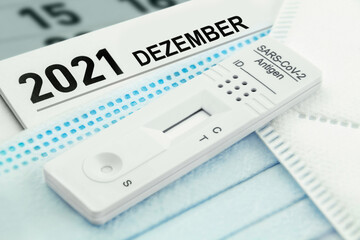 Kalender Dezember 2021 und Corona Antigen Test mit medizinischen und  FFP2 Masken