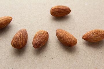 アップのアーモンドとテクスチャのあるグレーの背景