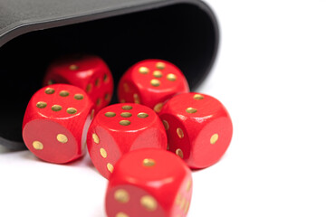 Rote Holzwürfel im Würfelbecher, Nahaufnahme