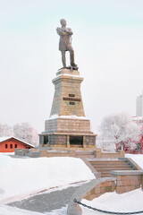 Fototapeta na wymiar Monument to General Governor-General of Eastern Siberia Nikolai Nikolaevich Muravyov-Amursky in Khabarovsk in the morning at sunrise. There are trees in the snow all around.