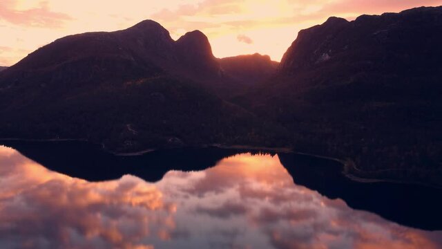 Flight around a beautiful lake in Norway.
Flug &uuml;ber einen wundersch&ouml;nen See in Norwegen.