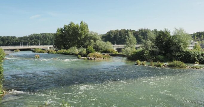 Contournement des eaux du Rhin dans un paysage bucolique, riche en faune et flore en amont du vieux pont (Altebr&uuml;cke) de Rheinfelden entre la Suisse et l'Allemagne