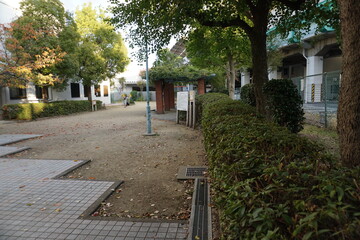 夕方の公園　ベンチと電灯と広場