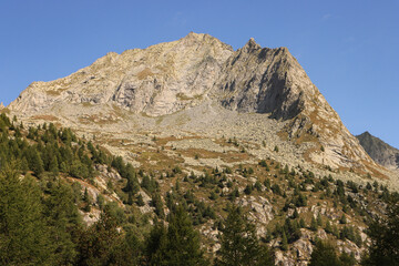 Fototapeta na wymiar Pizzo Basset (2840m) über der Hochebene von Preda Rossa (Bernina-Alpen)