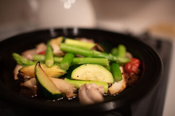 タジン鍋を使った野菜とチキンのグリル料理