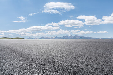 Naklejka premium Asphalt road and mountain under blue sky. Highway and mountain background.