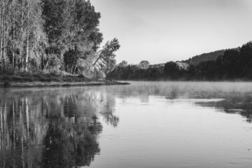 Rzeka Neris na jej najpiękniejszym odcinku pod Wilnem. Litewski, jesienny krajobraz. - obrazy, fototapety, plakaty