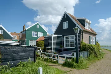 Fototapeten Het voormalige eiland Marken in het IJsselmeer, kenmerkt zich door kleurrijke huisjes die dichtopeen staan op de werven en ademt de sfeer van vroeger uit. © Holland-PhotostockNL