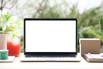 Fototapeta premium laptop mock up white blank screen with gift box and juice on wooden desk