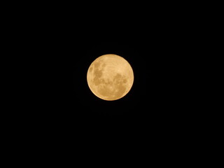 Lua no céu de (à) noite (escuro, breu).