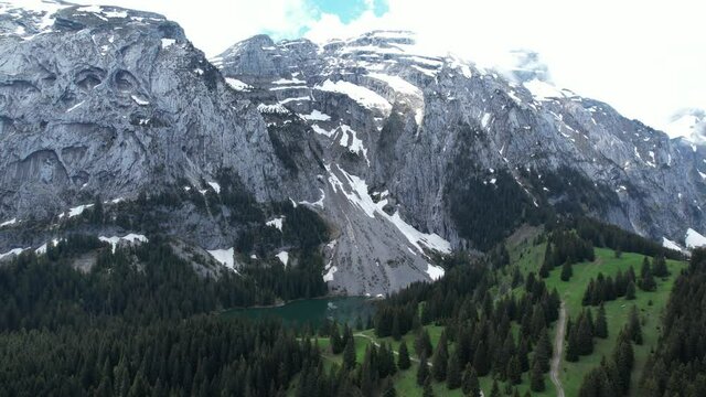 Vue a&eacute;rienne par drone du lac Benit en Haute Savoie