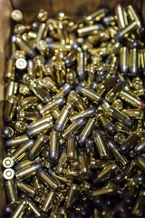 Several ammunition (projectiles) with the calibration 40 lined up, with the tip in bronze color and the rest in golden color.
