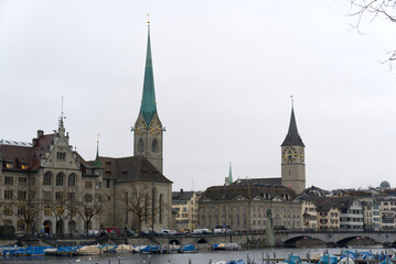 Obraz premium Women's Minster church and St. Peter church at the old town of Zürich on a gray autumn day. Photo taken November 22nd, 2021, Zurich, Switzerland.