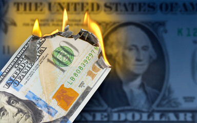 Fototapeta premium Brennende 100 US Dollarnote vor One Dollar Banknote