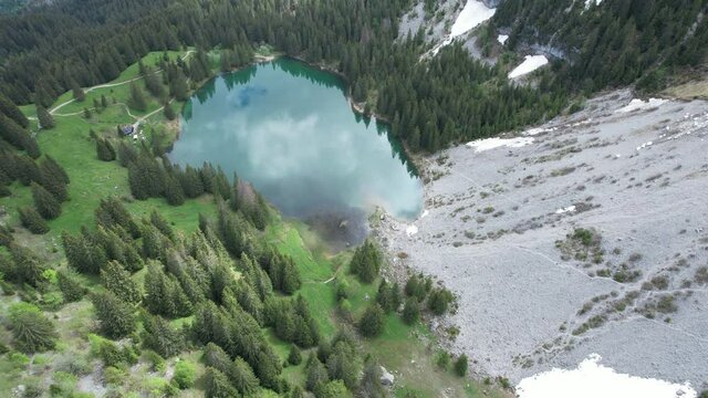 Vue a&eacute;rienne par drone du lac Benit en Haute Savoie
