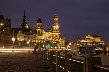 Fototapeta premium Blick auf die Altstadt von Dresden bei Nacht