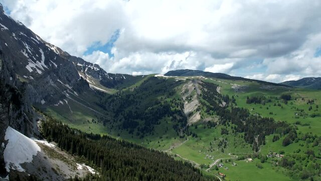 Vue a&eacute;rienne par drone du lac Benit en Haute Savoie