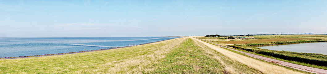 Deutschland Nordseeküste - Deich mit Strand und Meer in Norddeutschland an der Küste