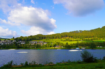 Obraz premium Hillestausee in the Sauerland with the surrounding nature. Landscape with a lake in the foreground.