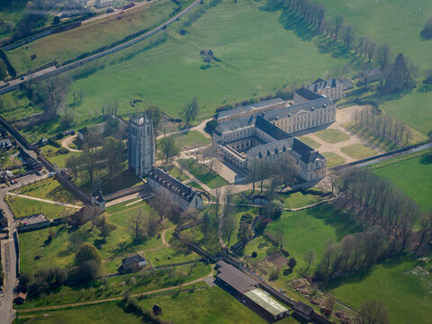 vue a&eacute;rienne de l'abbaye du Bec Hellouin dans l'Eure en France