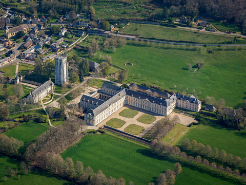 vue a&eacute;rienne de l'abbaye du Bec Hellouin dans l'Eure en France