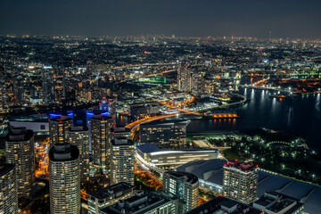 浜辺の反射と光り輝く都市風景