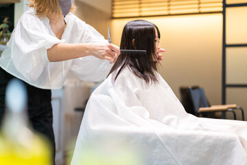 美容室でヘアカットをする女の子